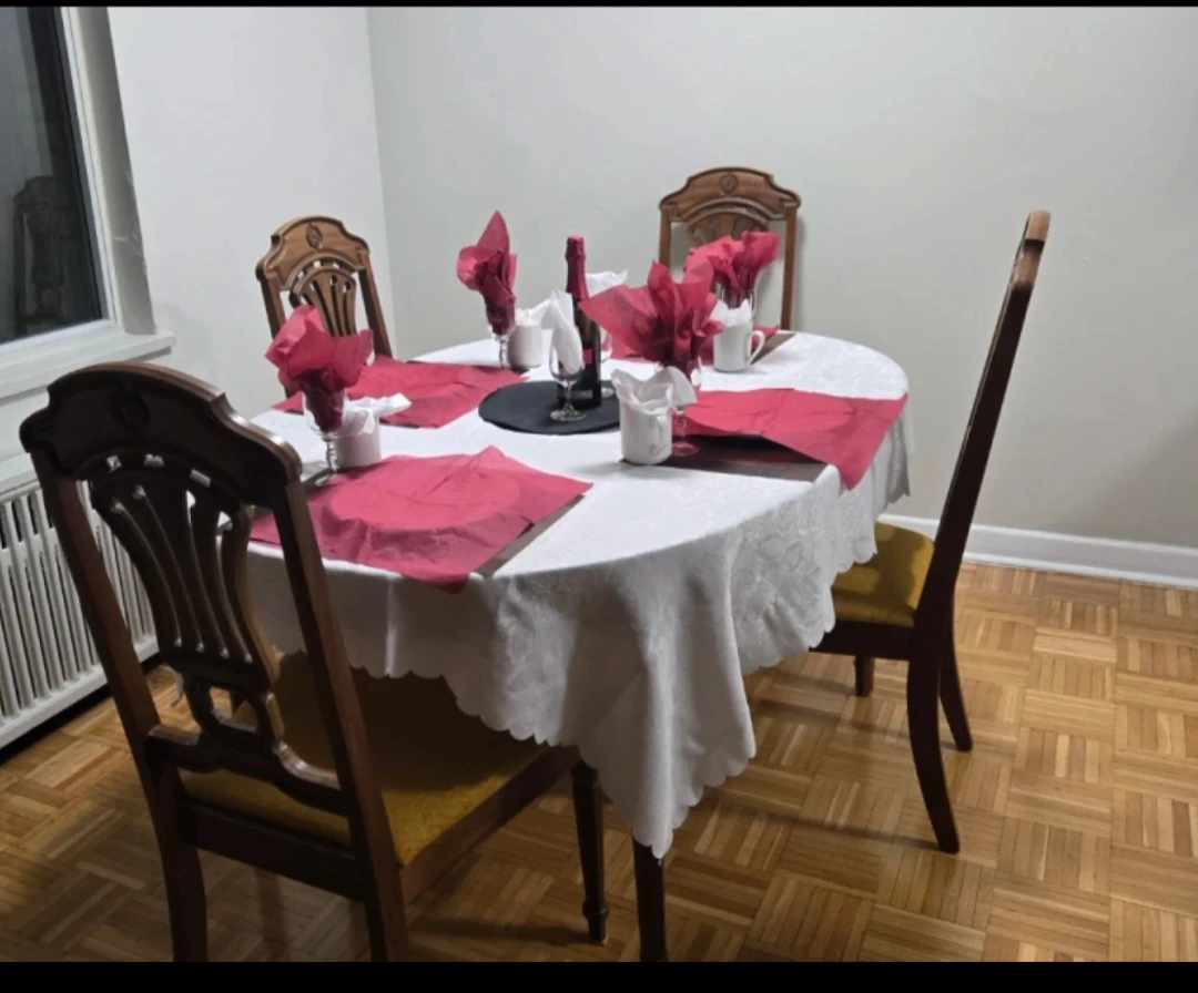 Round Dining Table with 4 Chairs