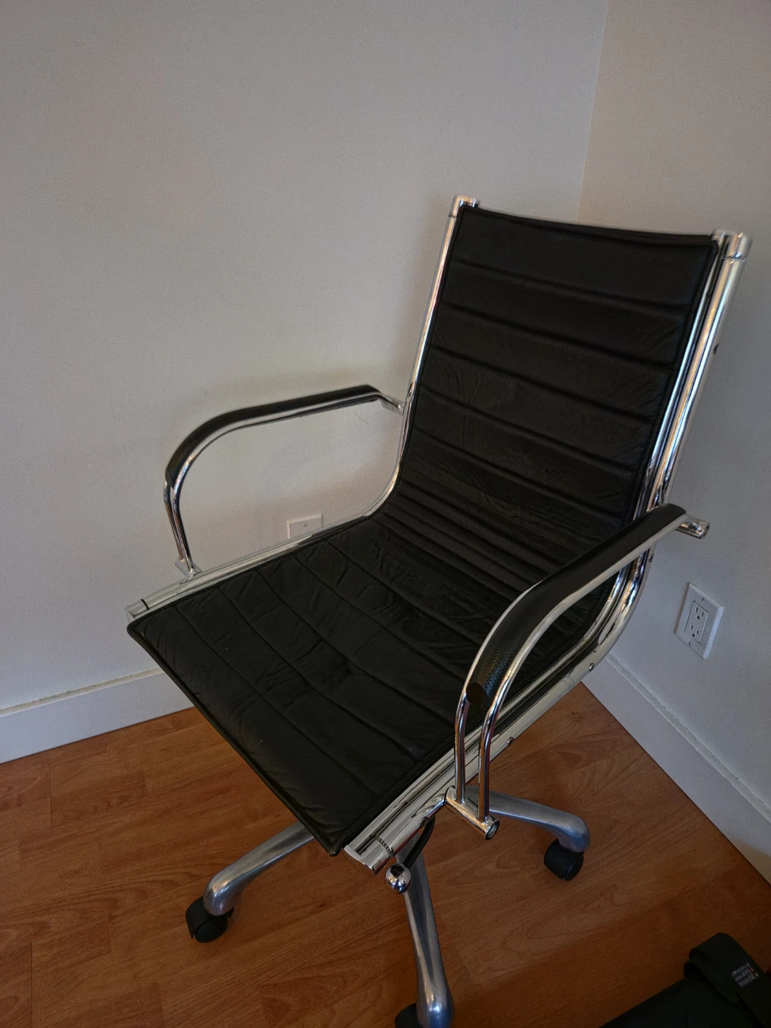 Free Stylish swivel chair