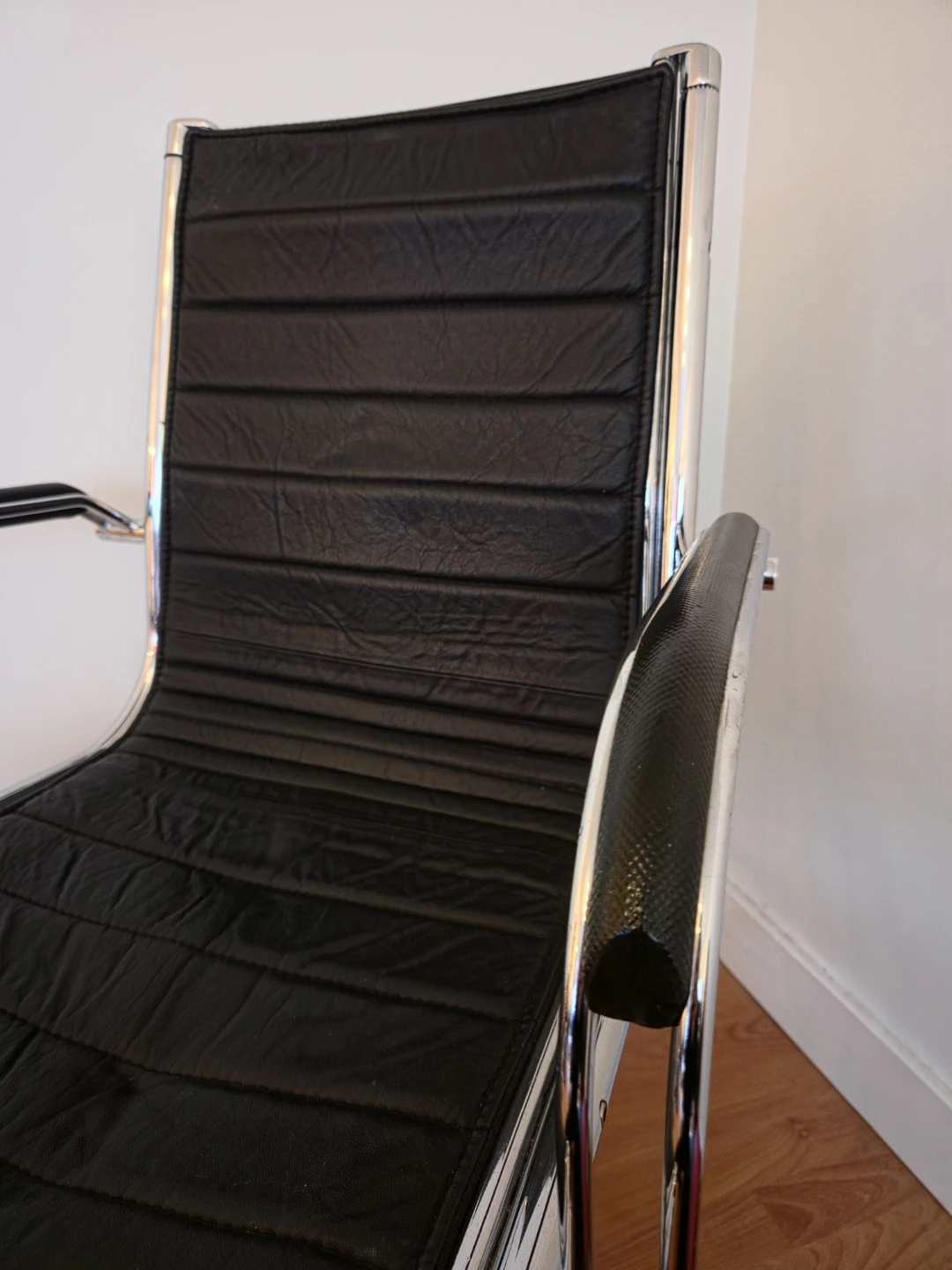 Free Stylish swivel chair - photo 2