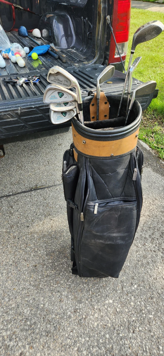Golf Bag with a mix of left and right golf clubs. - photo 2