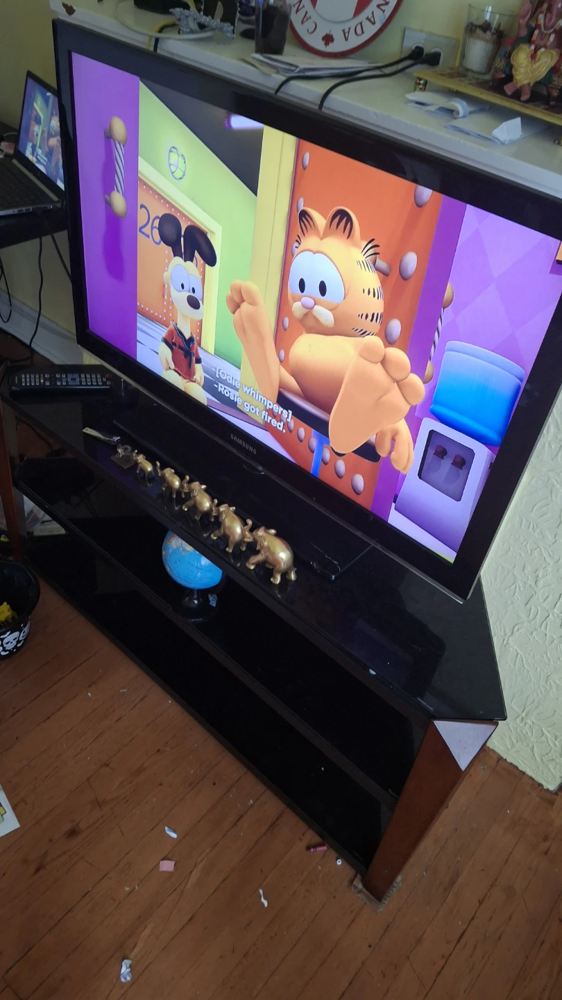 Samsung 40" LN40C530F1F LCD TV with glass stand