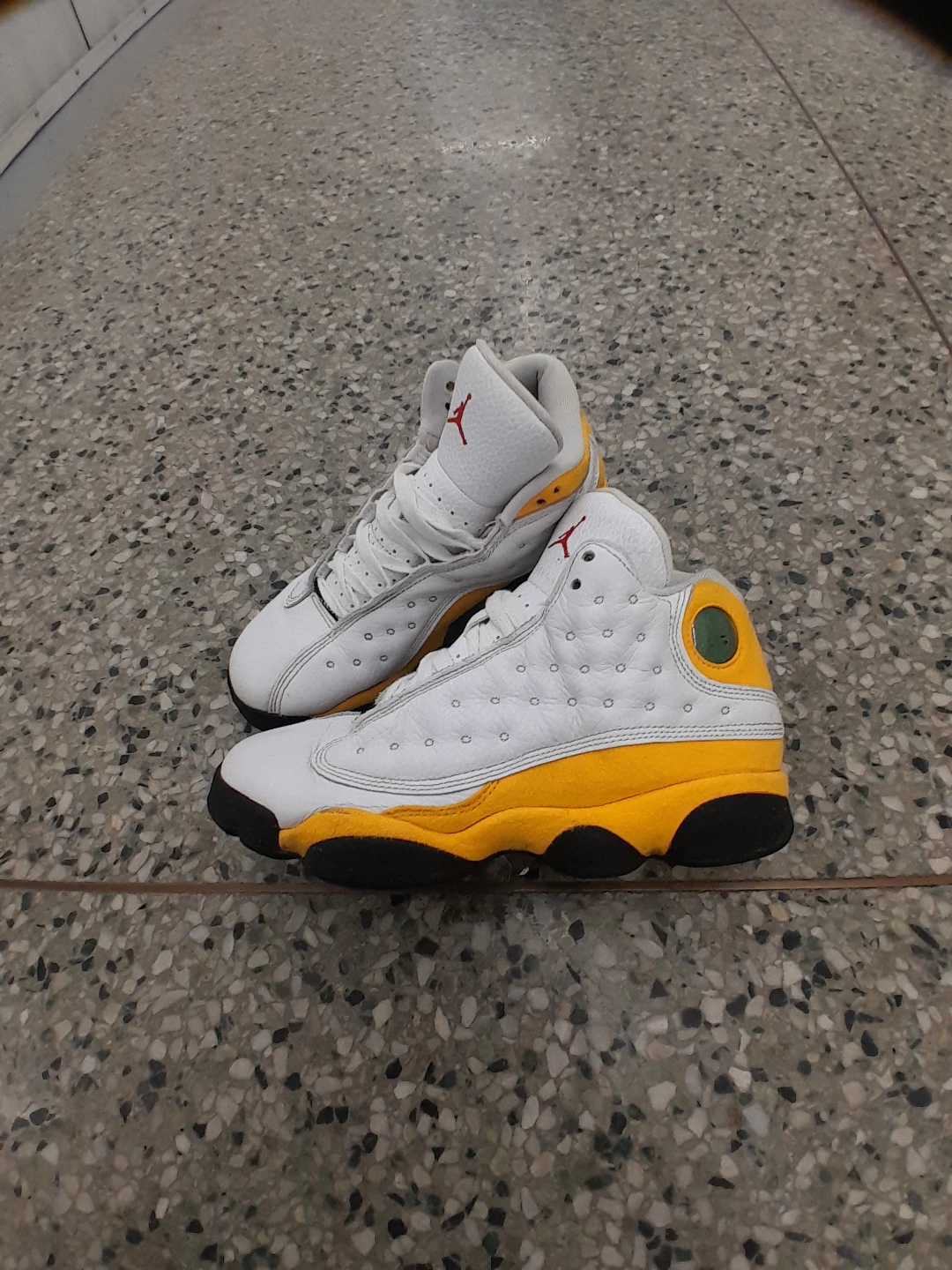 Jordan 13 Retro White Yellow Sneakers Teens/boys Size 5 - photo 4