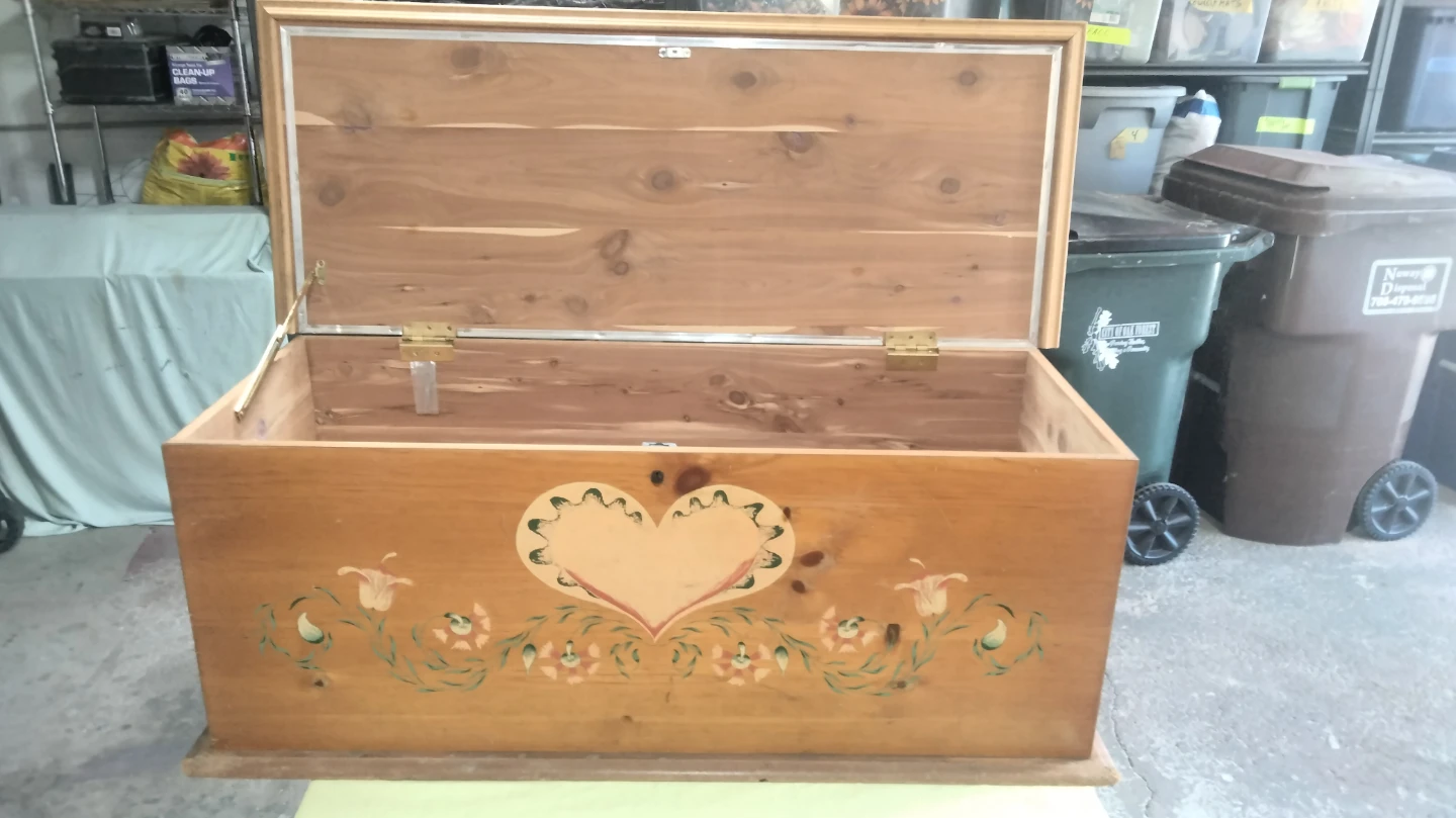 Vintage Wooden Cedar Chest with Hand-Painted Heart Design - photo 3