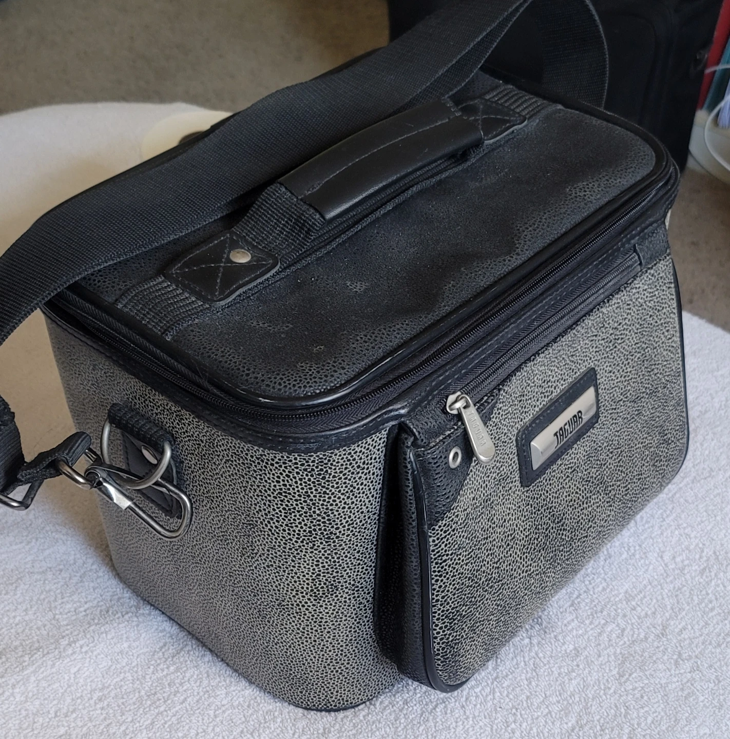 Jaguar cosmetic bag/travel case - photo 4