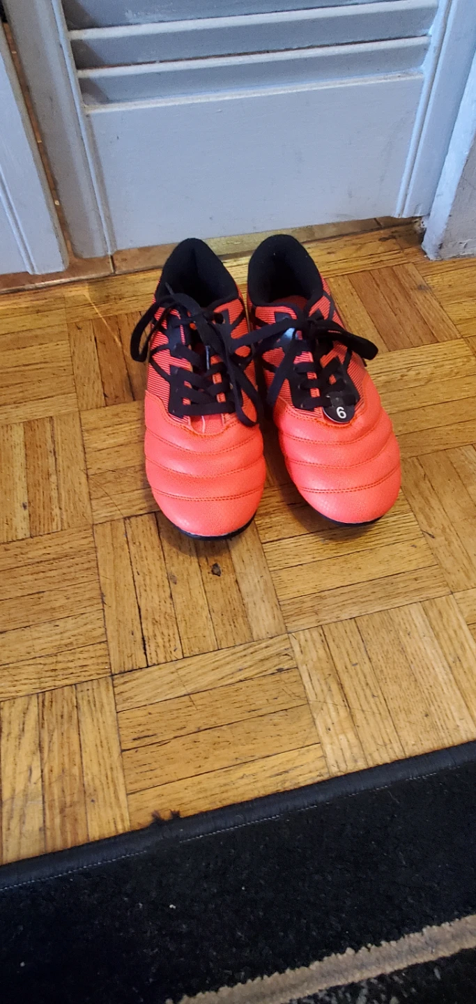 Women's/ Girls  Cleats size 6 Brand New