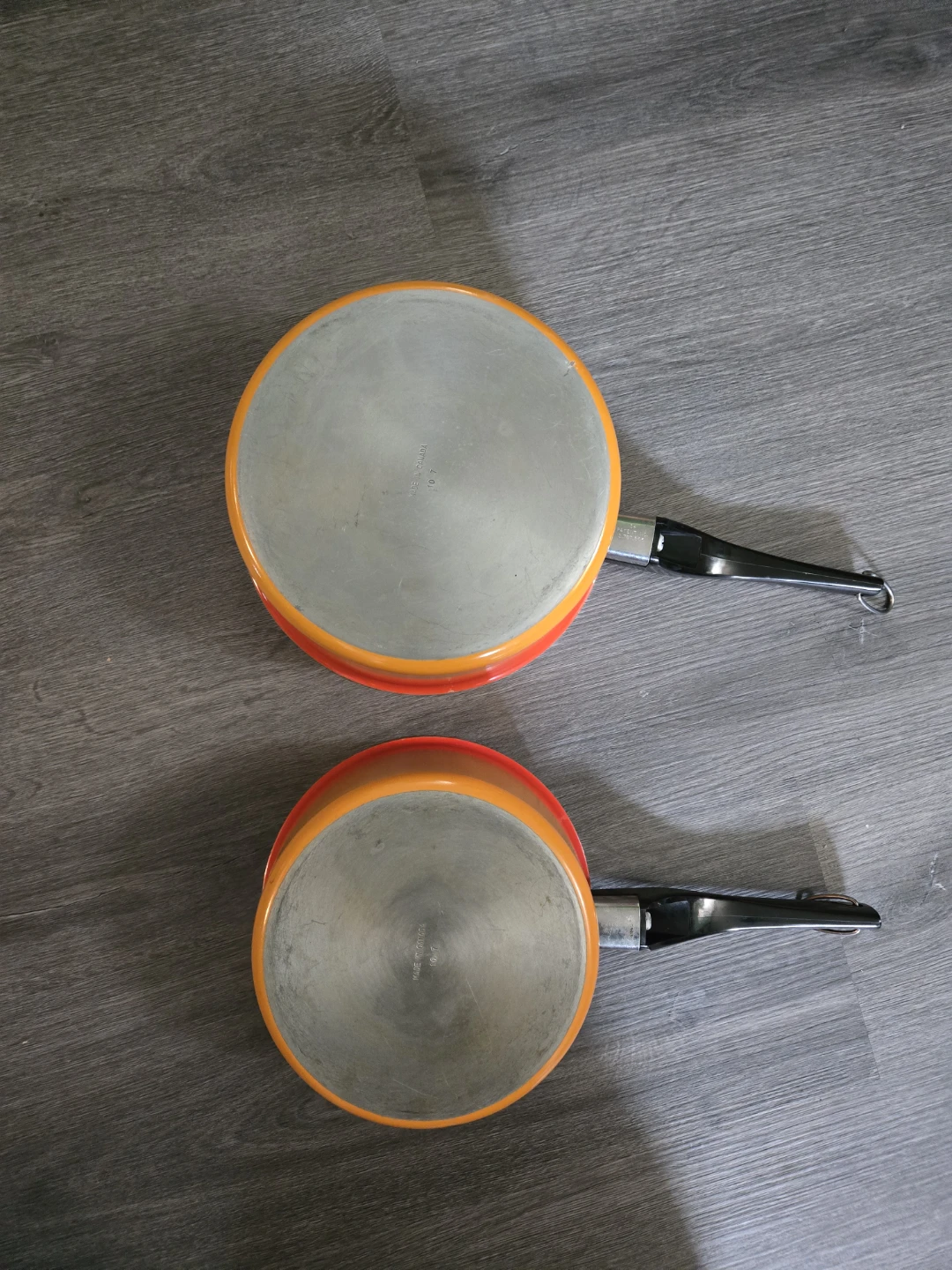 Two (2) Retro Aluminum Pots with Lids - photo 3