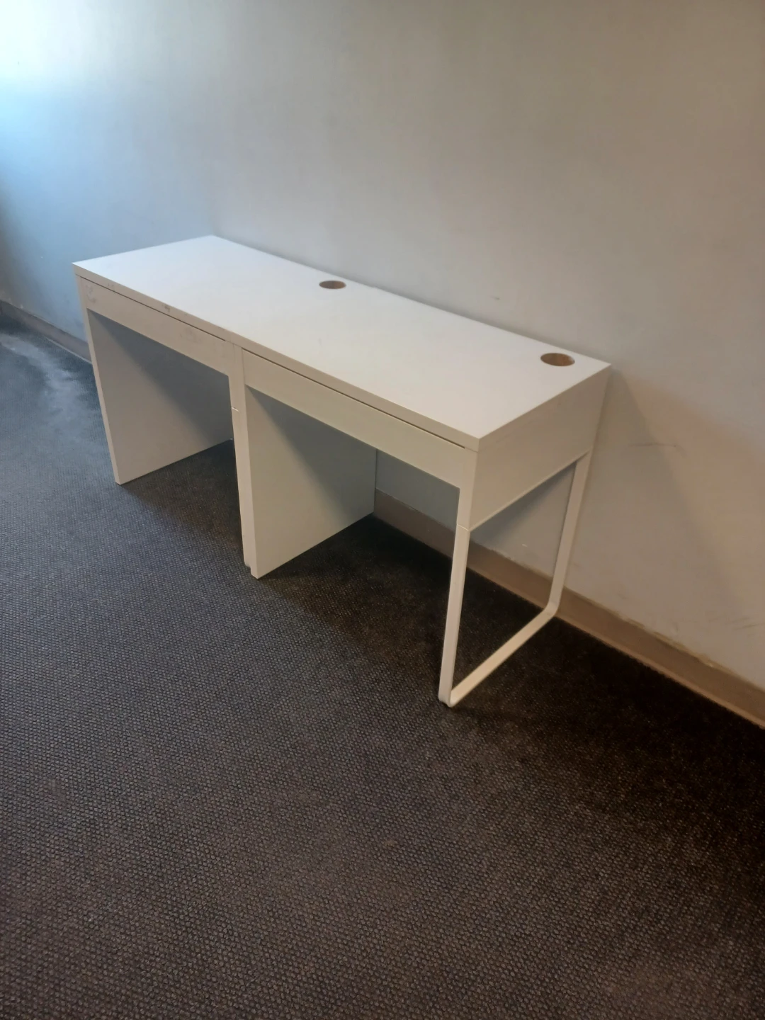 2 WHITE MINI COMPUTER DESKS. - photo 4