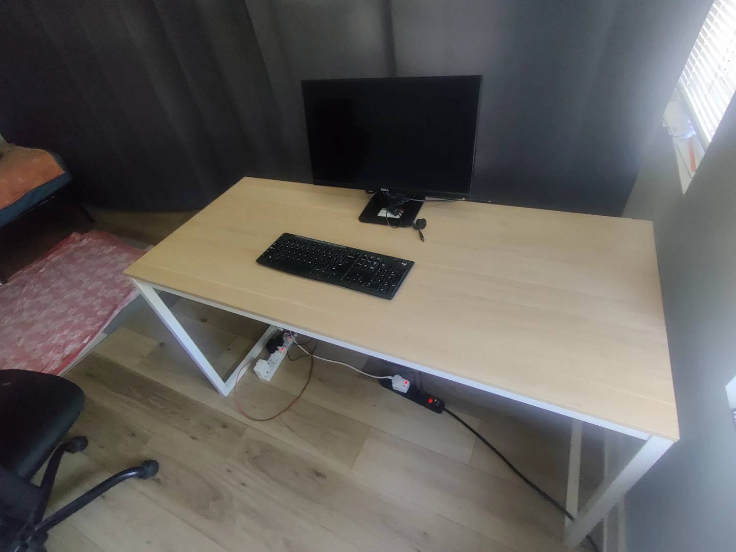 Desk and Ergonomic Office Chair - photo 2
