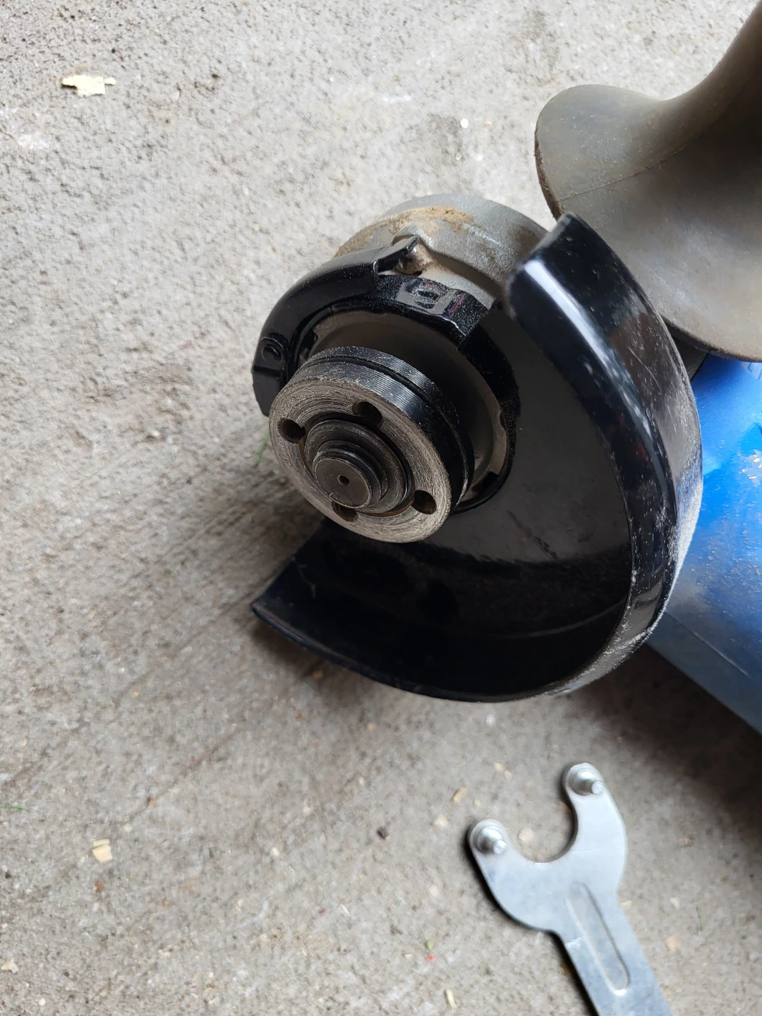 Mastercraft 6 Amp 4-1/2 Inch Angle Grinder Tool - photo 2