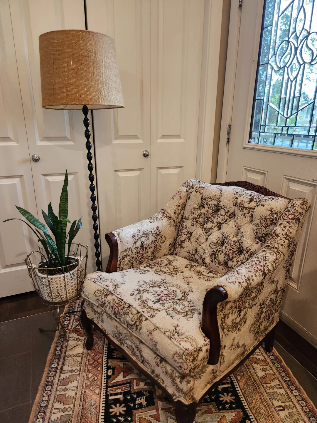 Vintage gorgeous tapestry chair in EXCELLENT CONDITION