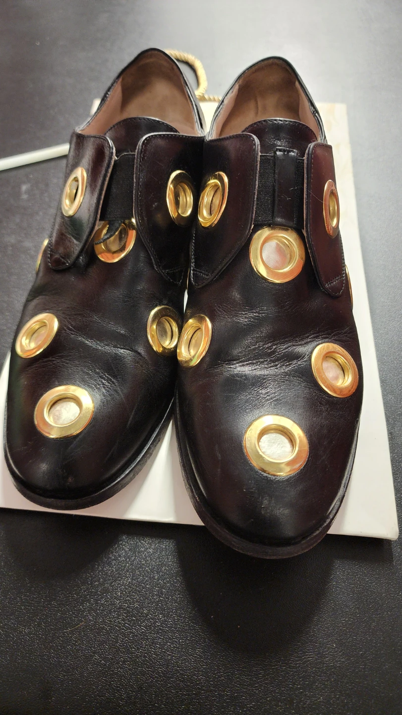 Black leather loafers with gold eyelets - photo 3