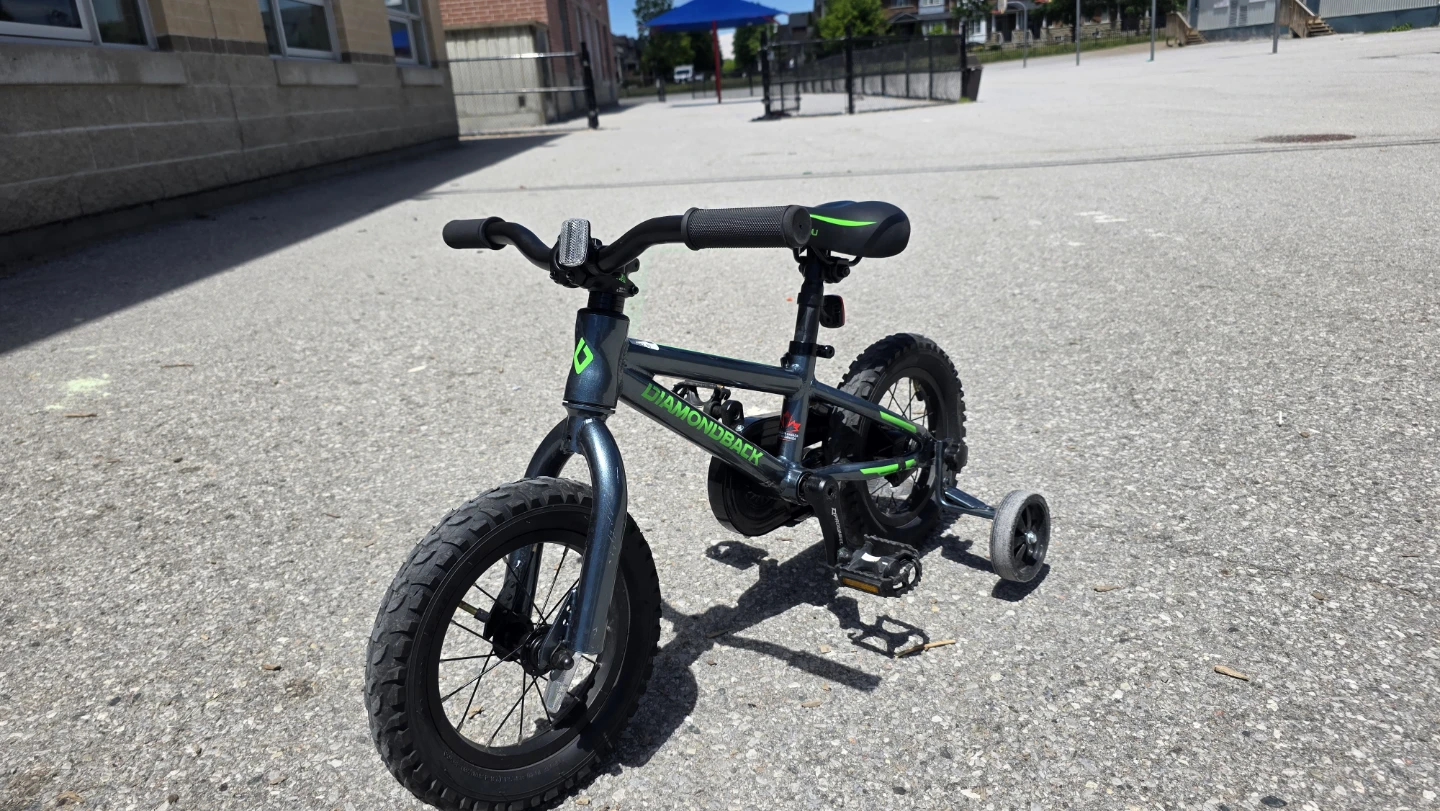 Diamondback frenzy 12" Kid bike