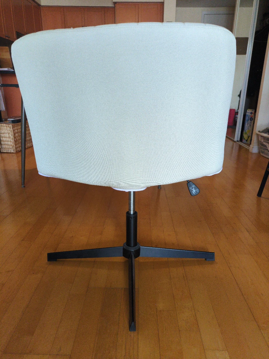 White Swivel Office Chair - photo 3
