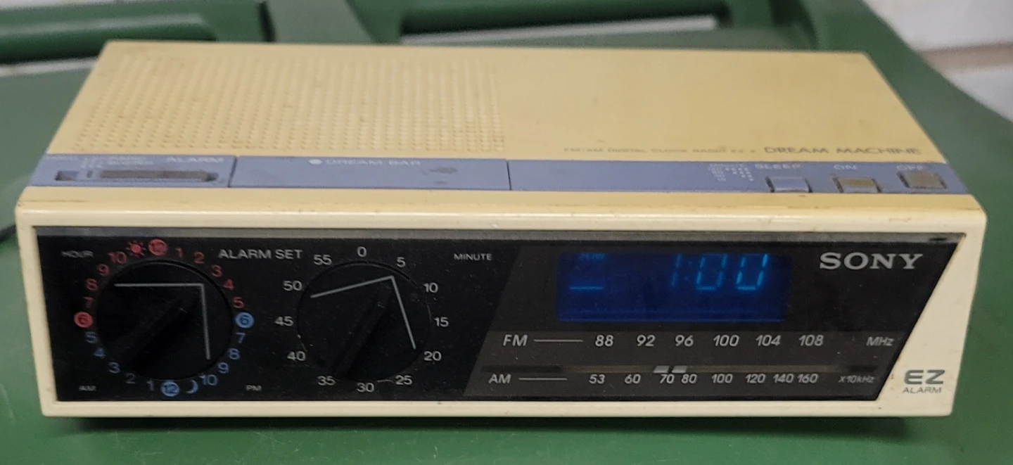 Sony Dream Machine FM/AM Digital Clock Radio - photo 2