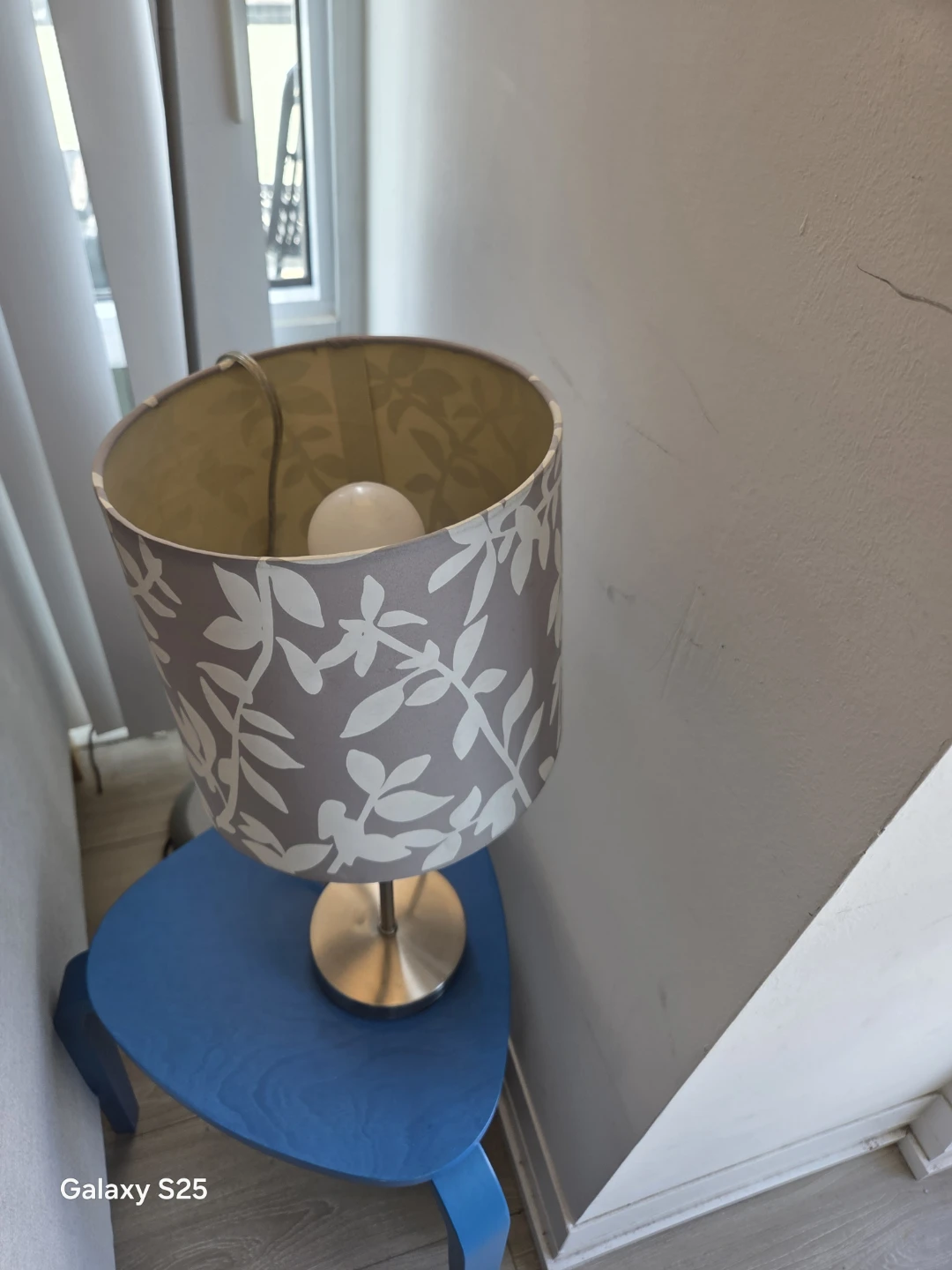 Table Lamp with Leaf Pattern Shade - photo 3