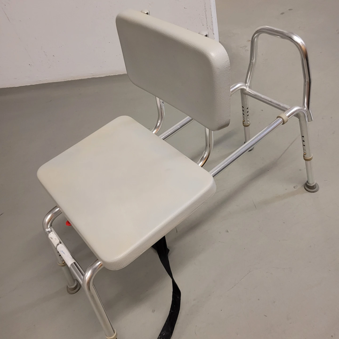 SLIDING TUB TRANSFER CHAIR