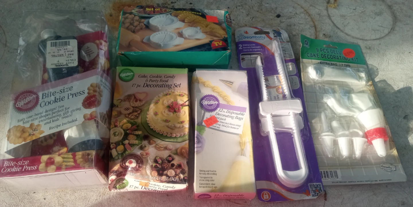 Wilton Cake Decorating Set, Cookie Press & Decorating Bags