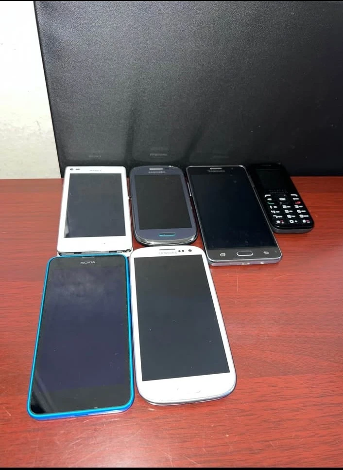 Lot of 6 Used Cell Phones