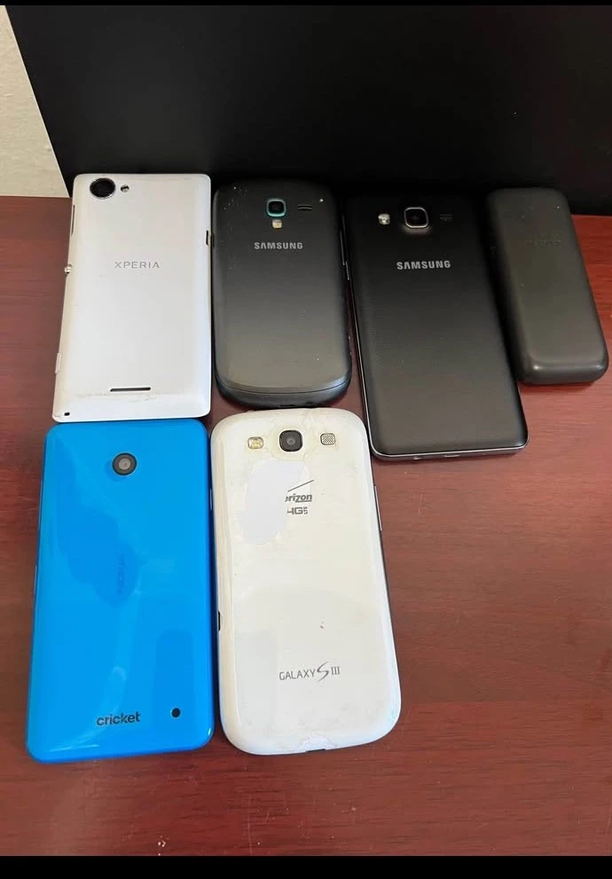 Lot of 6 Used Cell Phones - photo 2