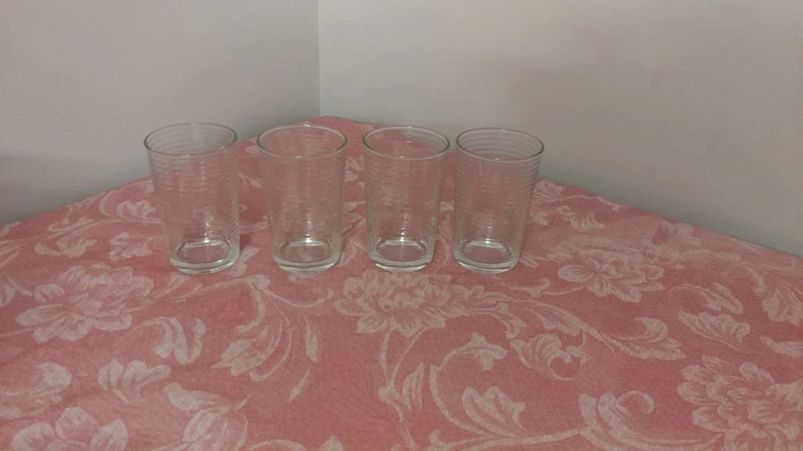 Set of 4 clear drinking glasses
