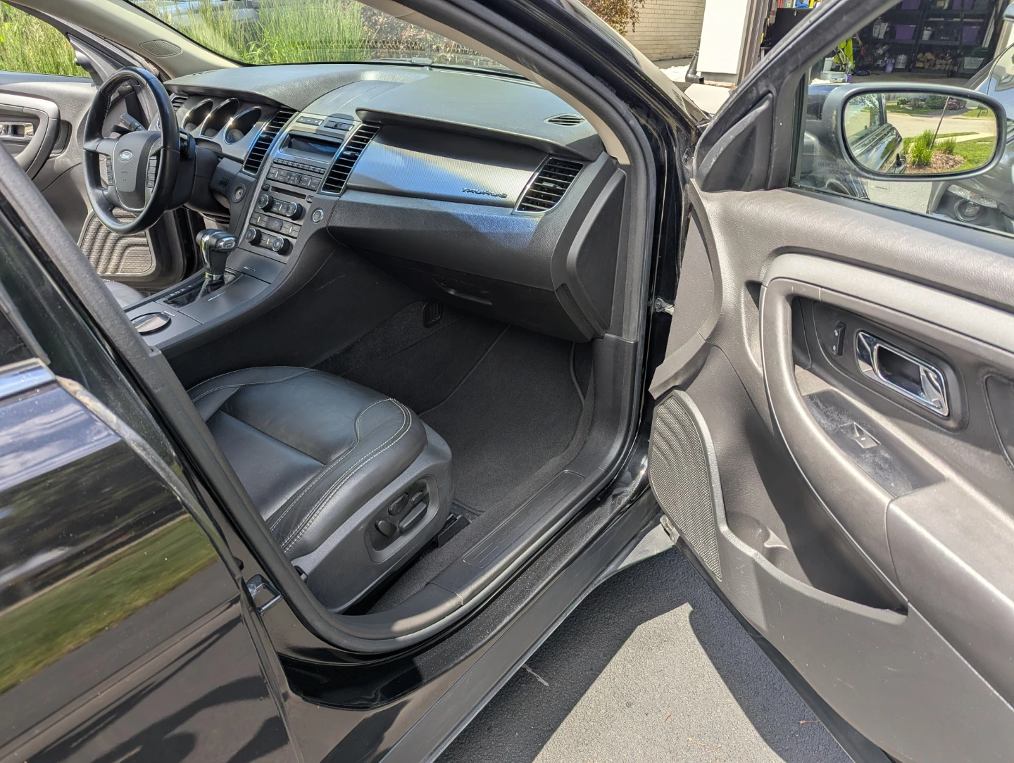 Black Ford Taurus SEL Sedan - photo 5