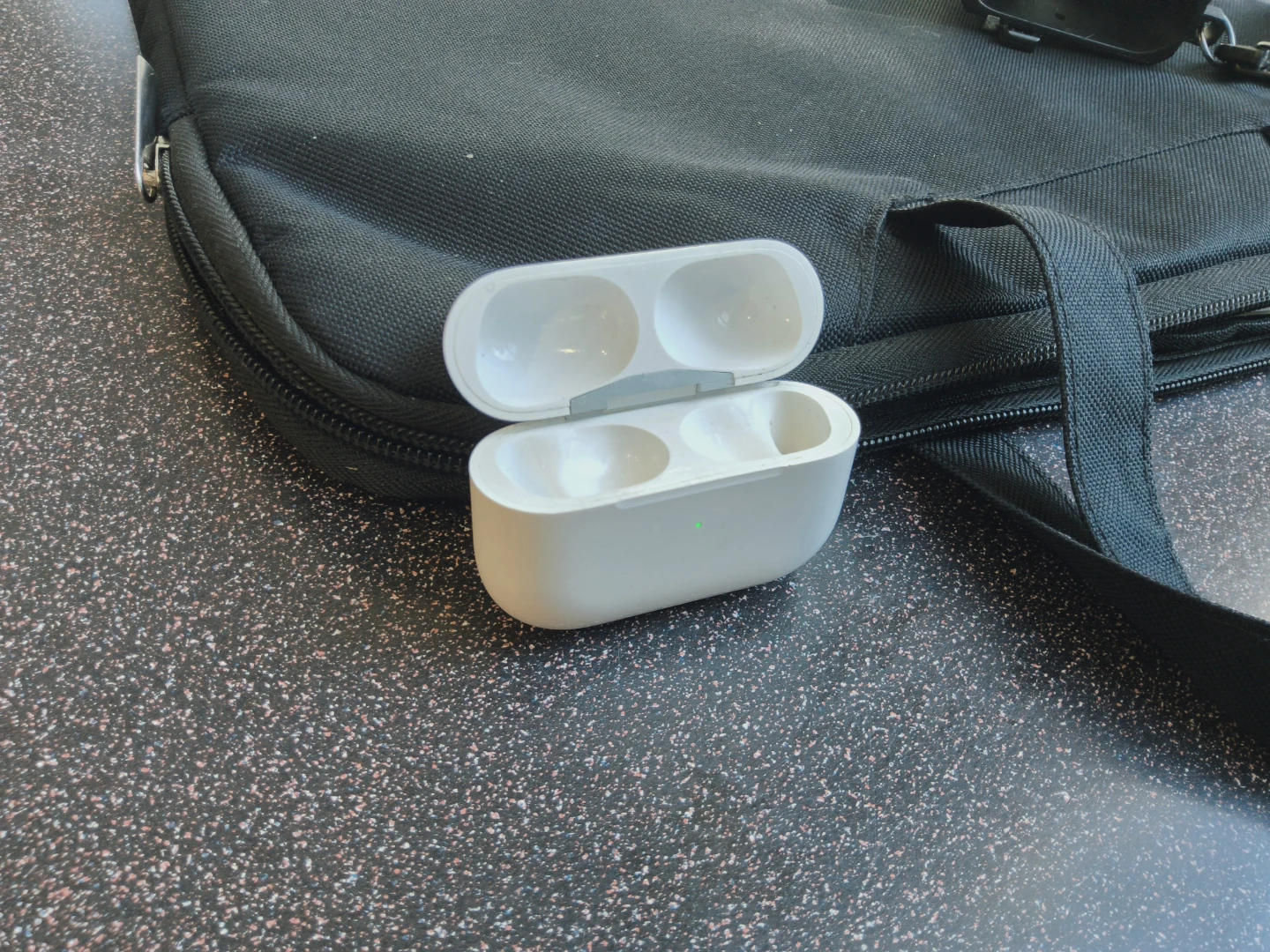 Apple AirPods Pro Charging Case - photo 2