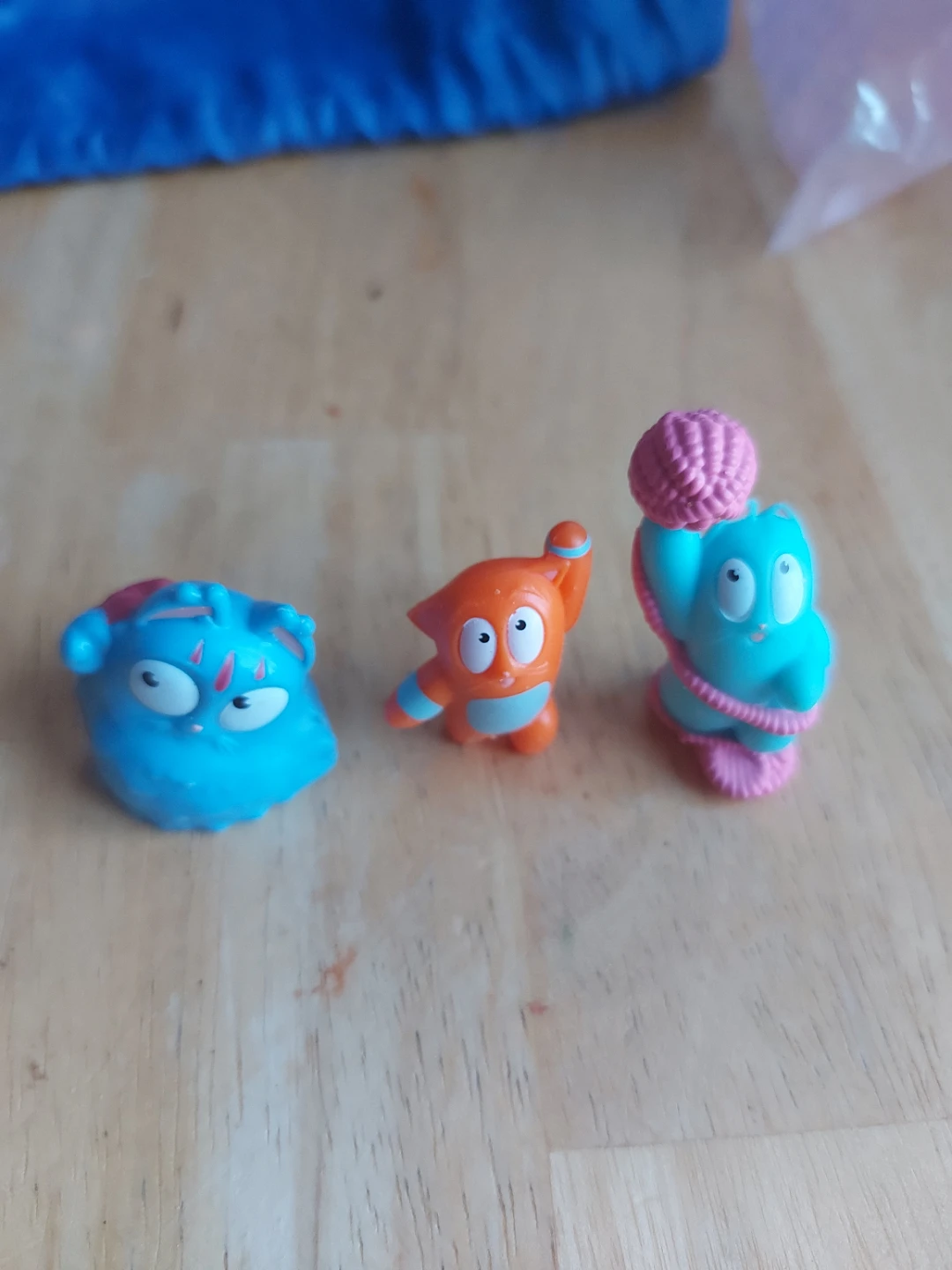 Collection of quirky plastic figurines - photo 2