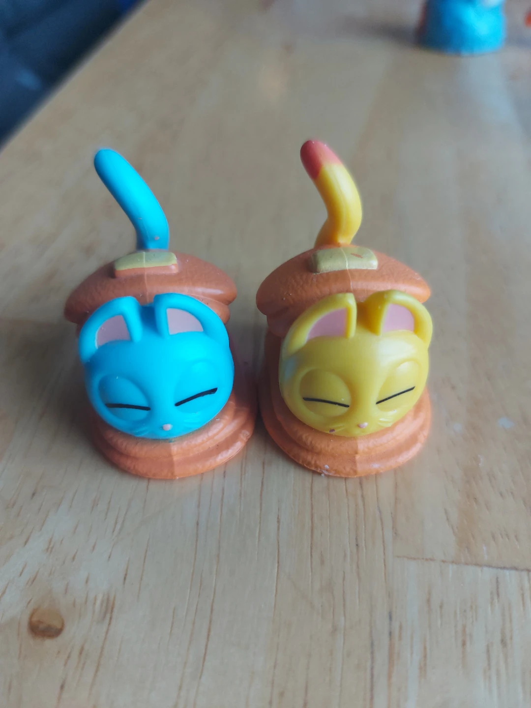 Collection of quirky plastic figurines - photo 4
