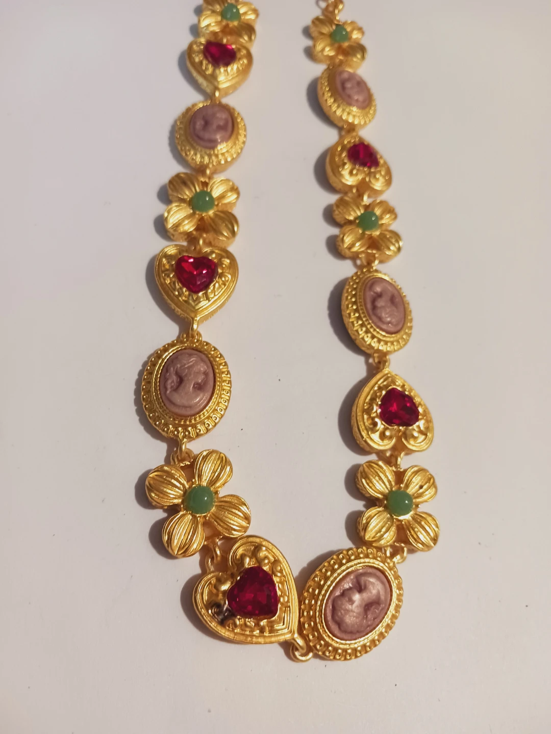 New !! Gold Tone Necklace with Cameos and Gems - photo 3