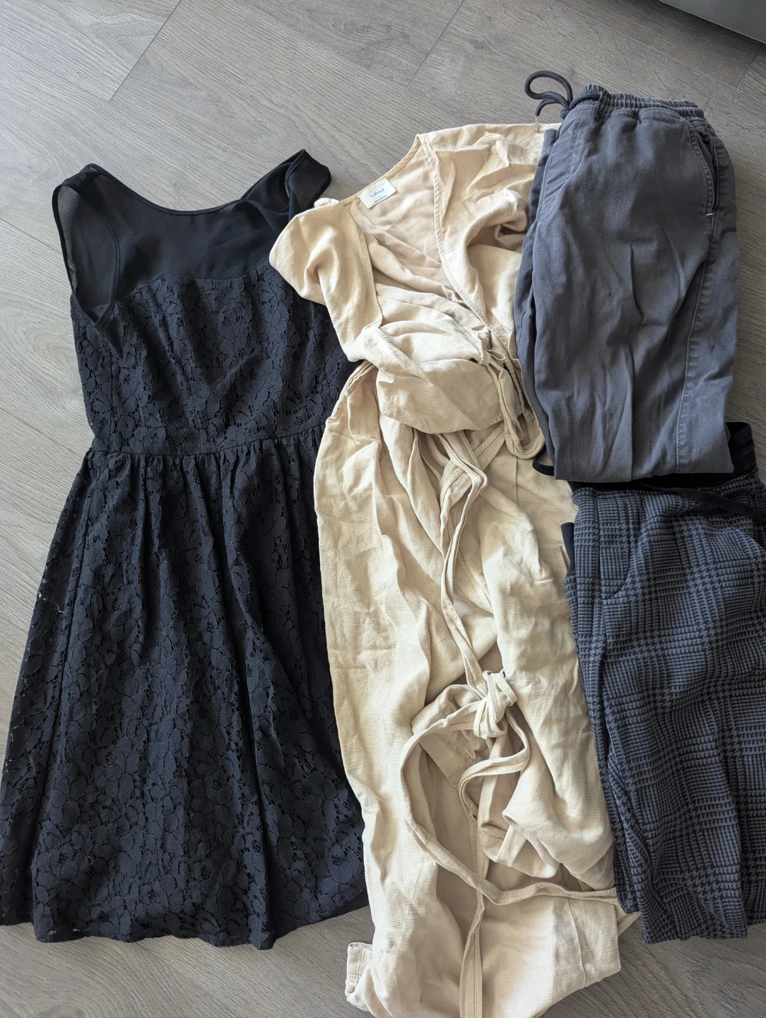 Bundle women's clothing: dress, Aritzia jumpsuit, 2 joggers