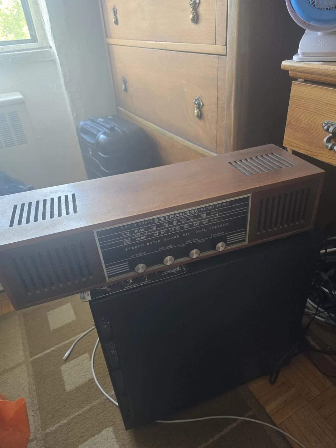 Strauss LT-180 "Instant Sound" AM/FM Radio