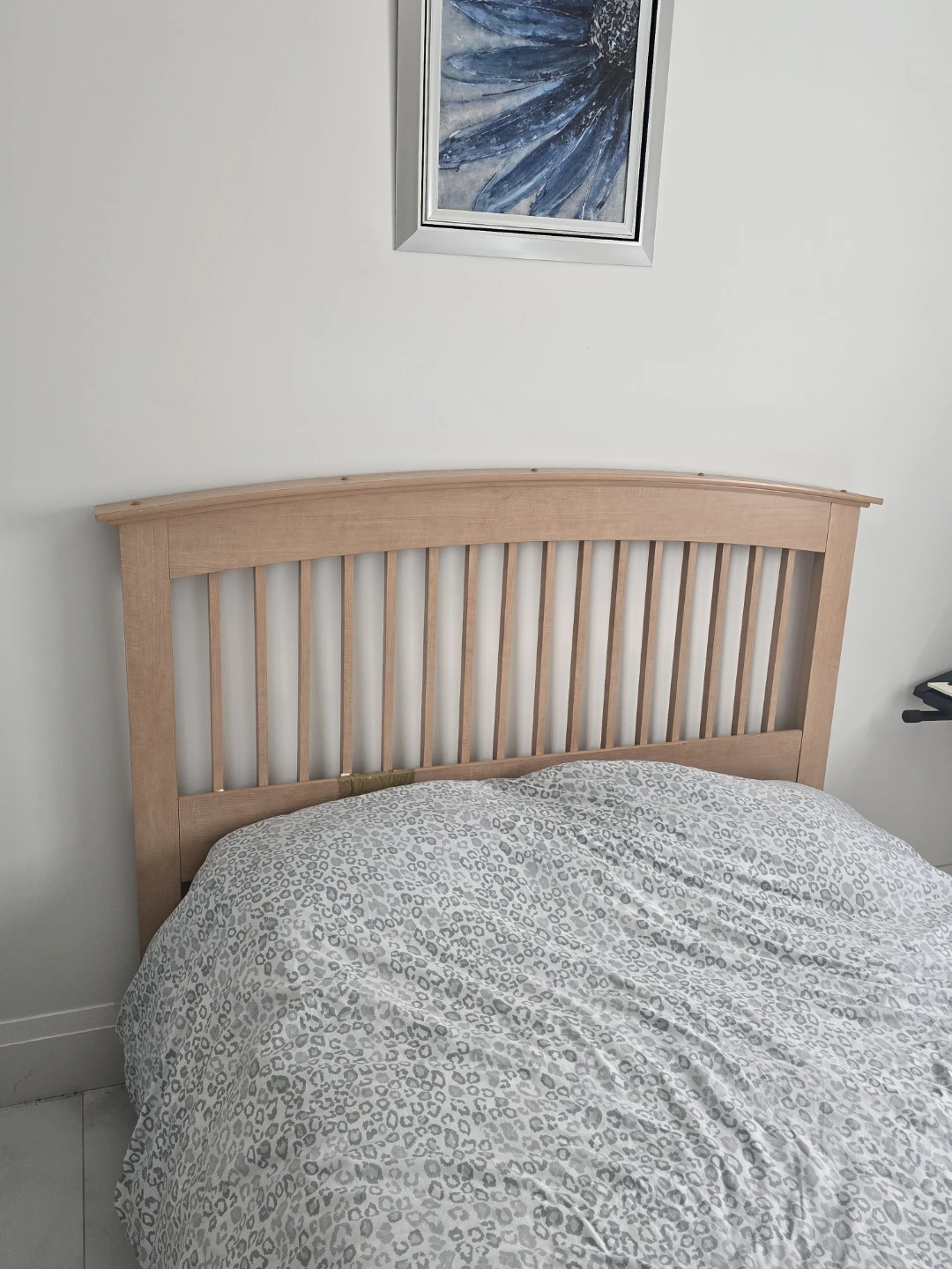 Excellent Condition Queen Bed Frame - Easy to Move! - photo 2
