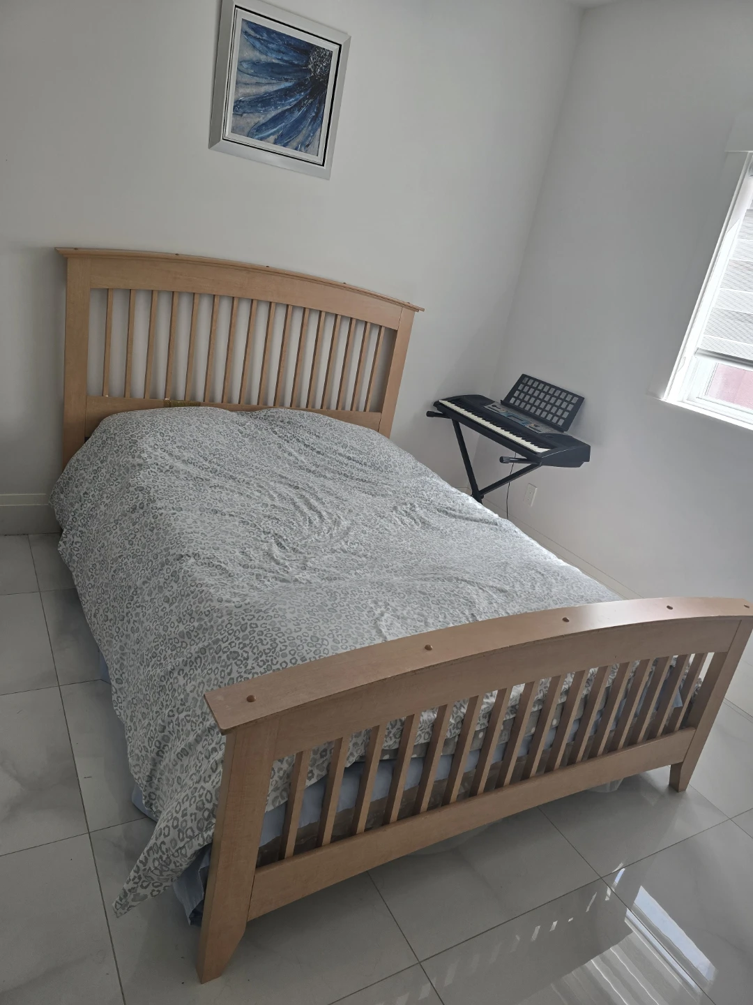 Excellent Condition Queen Bed Frame - Easy to Move! - photo 3