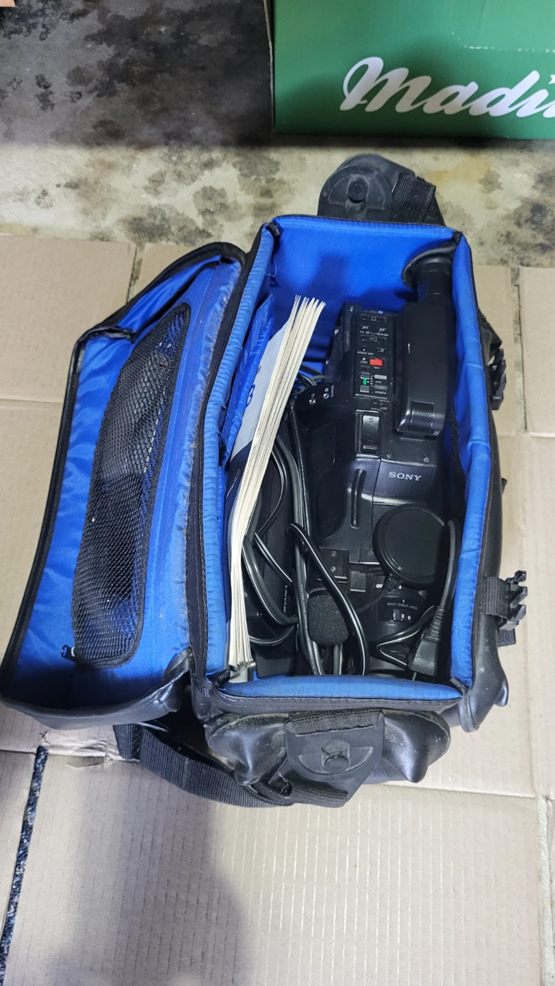 Sony Handycam CCD-F33 Video 8 Camcorder with Case