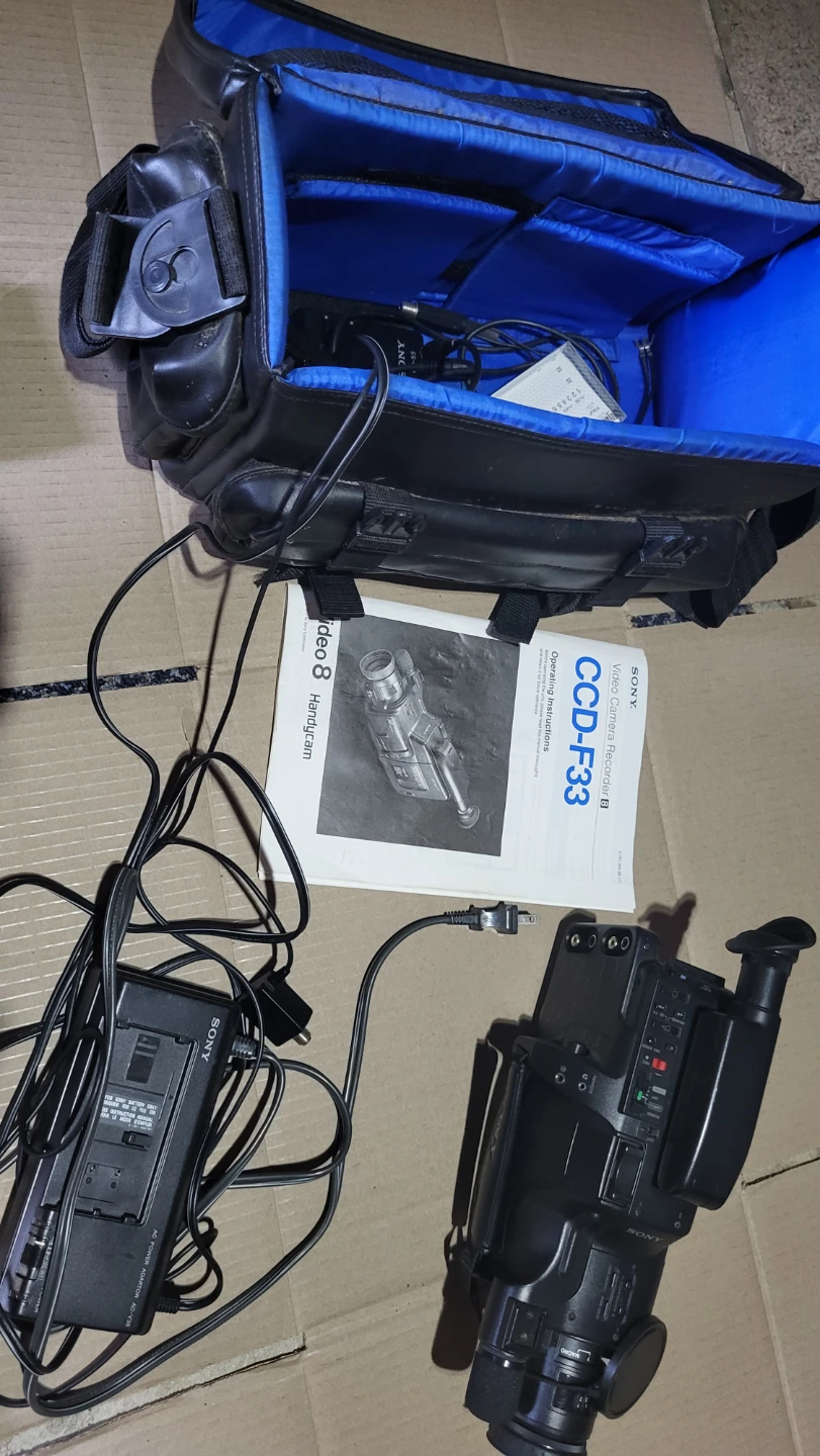 Sony Handycam CCD-F33 Video 8 Camcorder with Case - photo 2