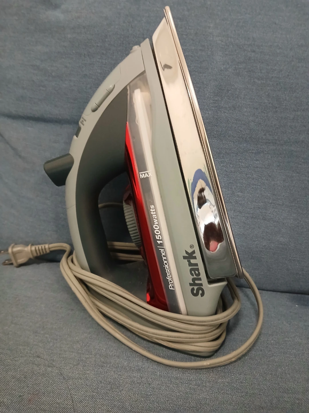 Shark Professional 1500 Watts Steam Iron + Small Ironing board