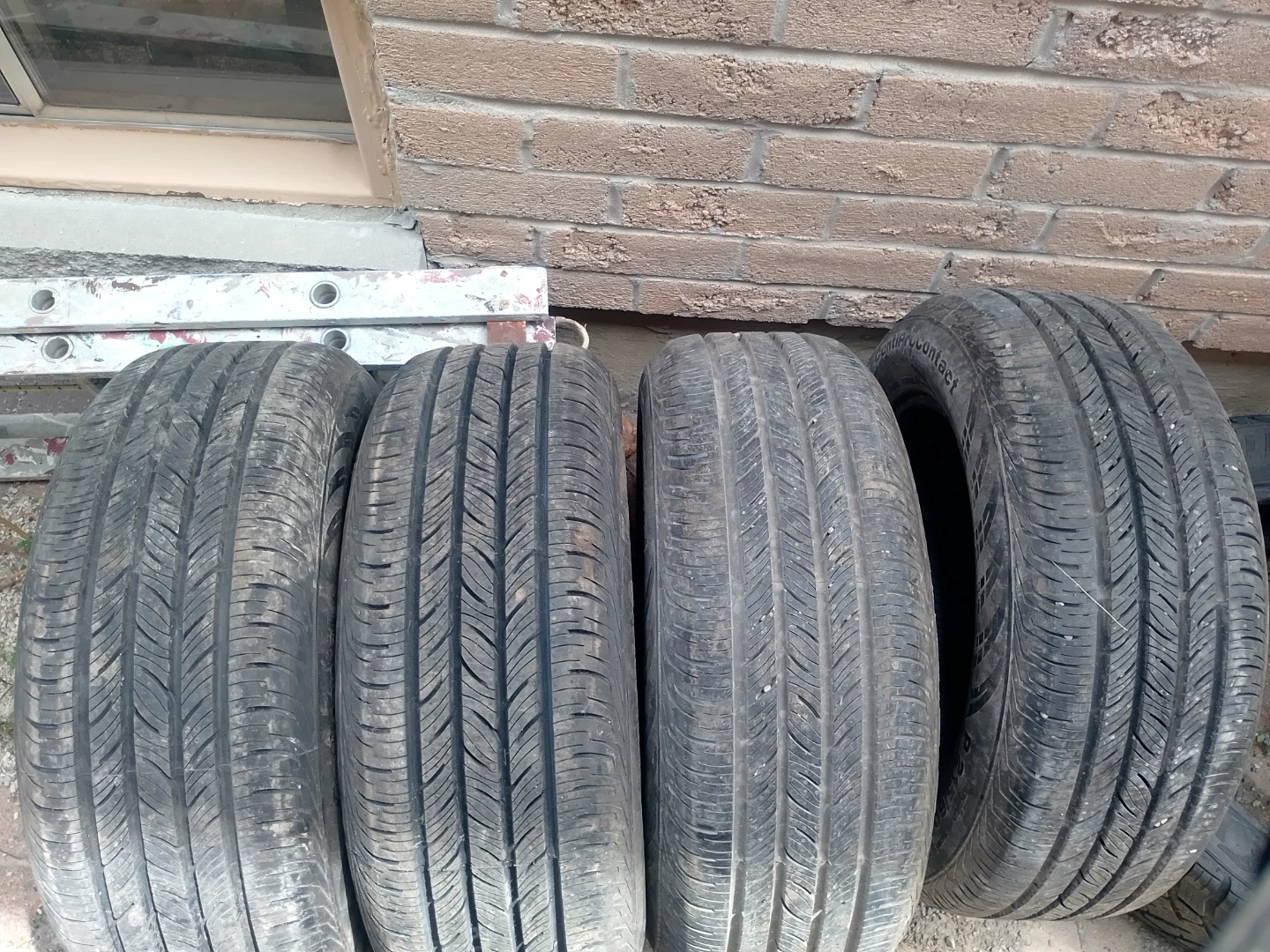LIKE NEW 215-60-16 Continental tires