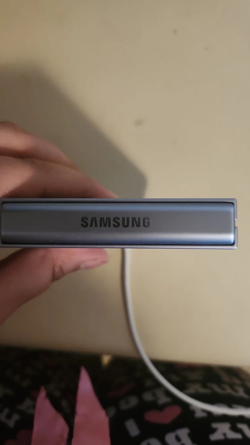 Samsung Galaxy Flip Phone - photo 4