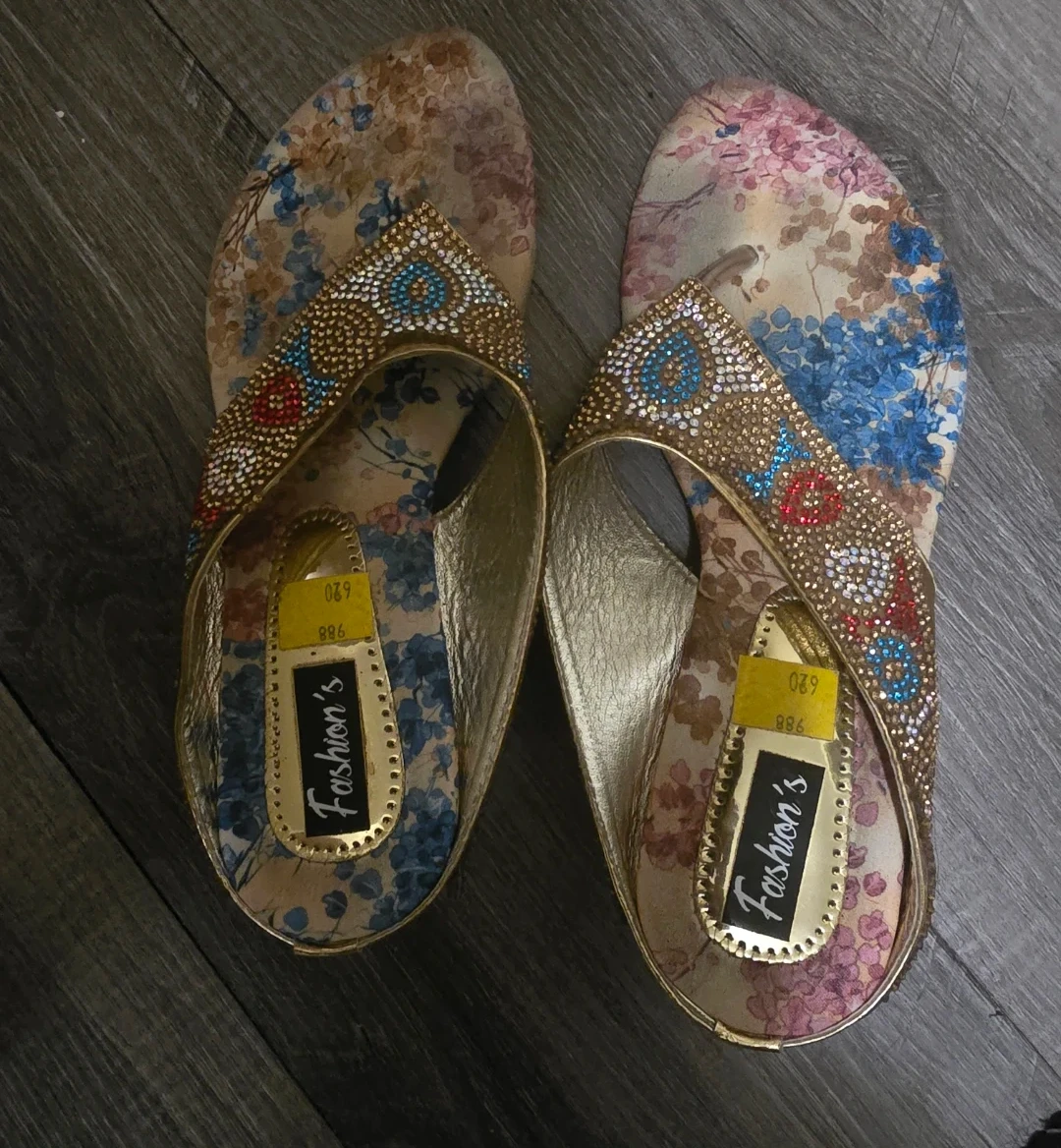 New Fashion's Women's Embellished Flip Flops Size 6