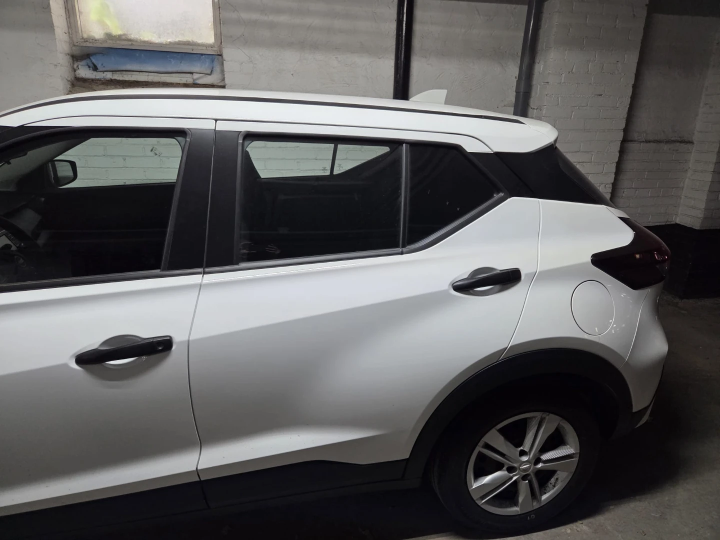White Nissan Kicks Play S 2025