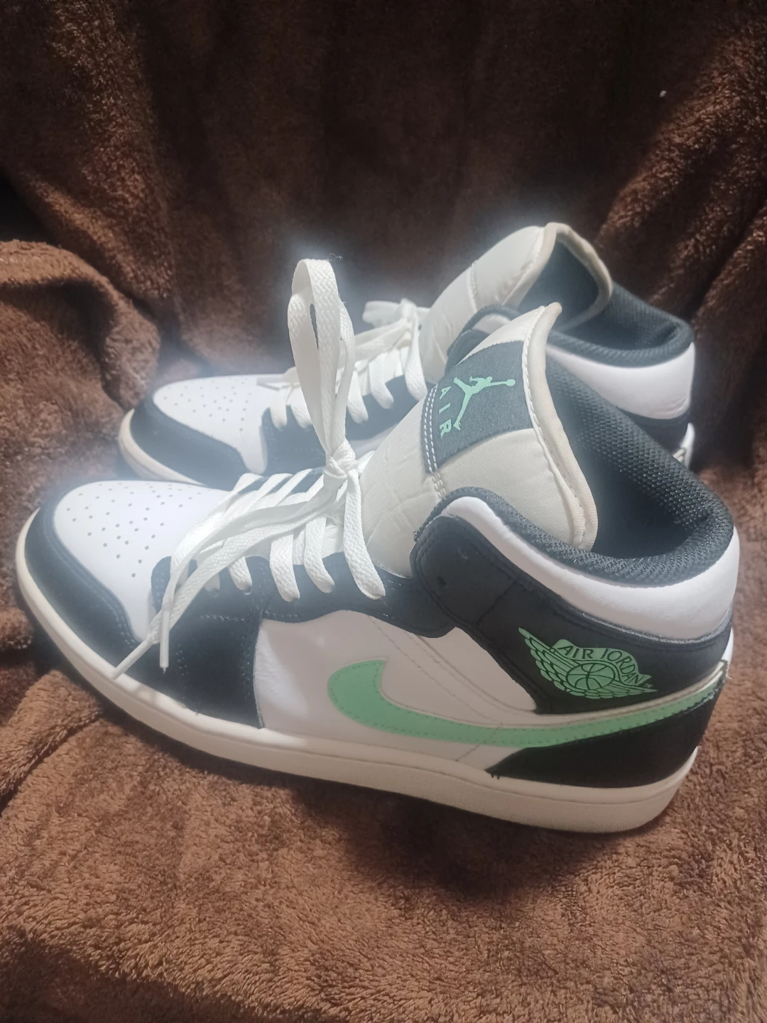 Jordan 1 mid glow green size 9