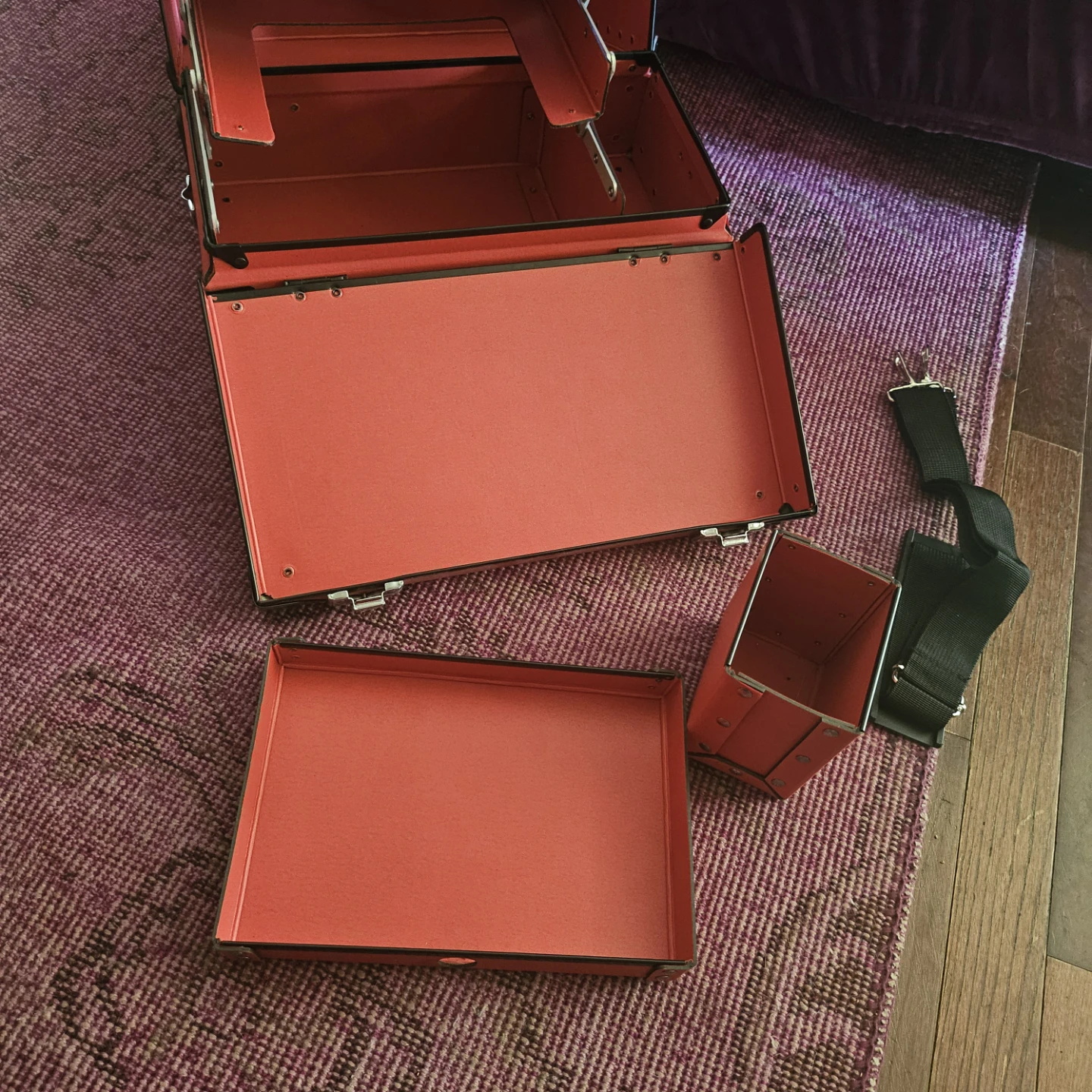 Red train case/makeup organizer - photo 3