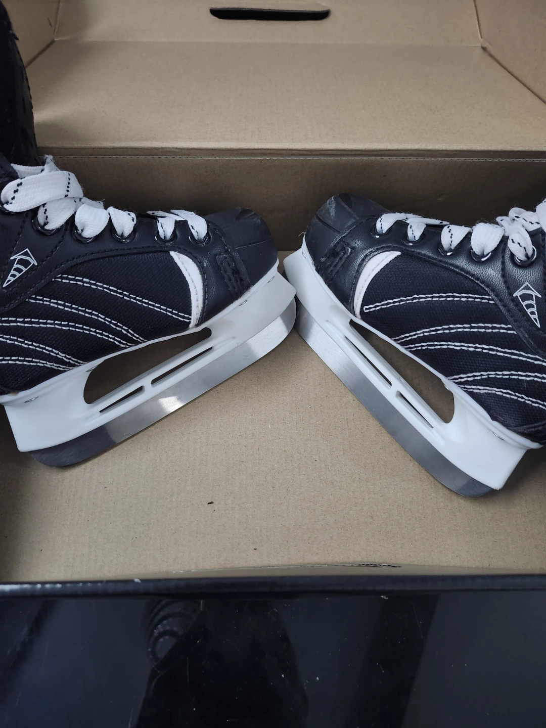 Hockey Skates Youth Size Y10 - photo 3