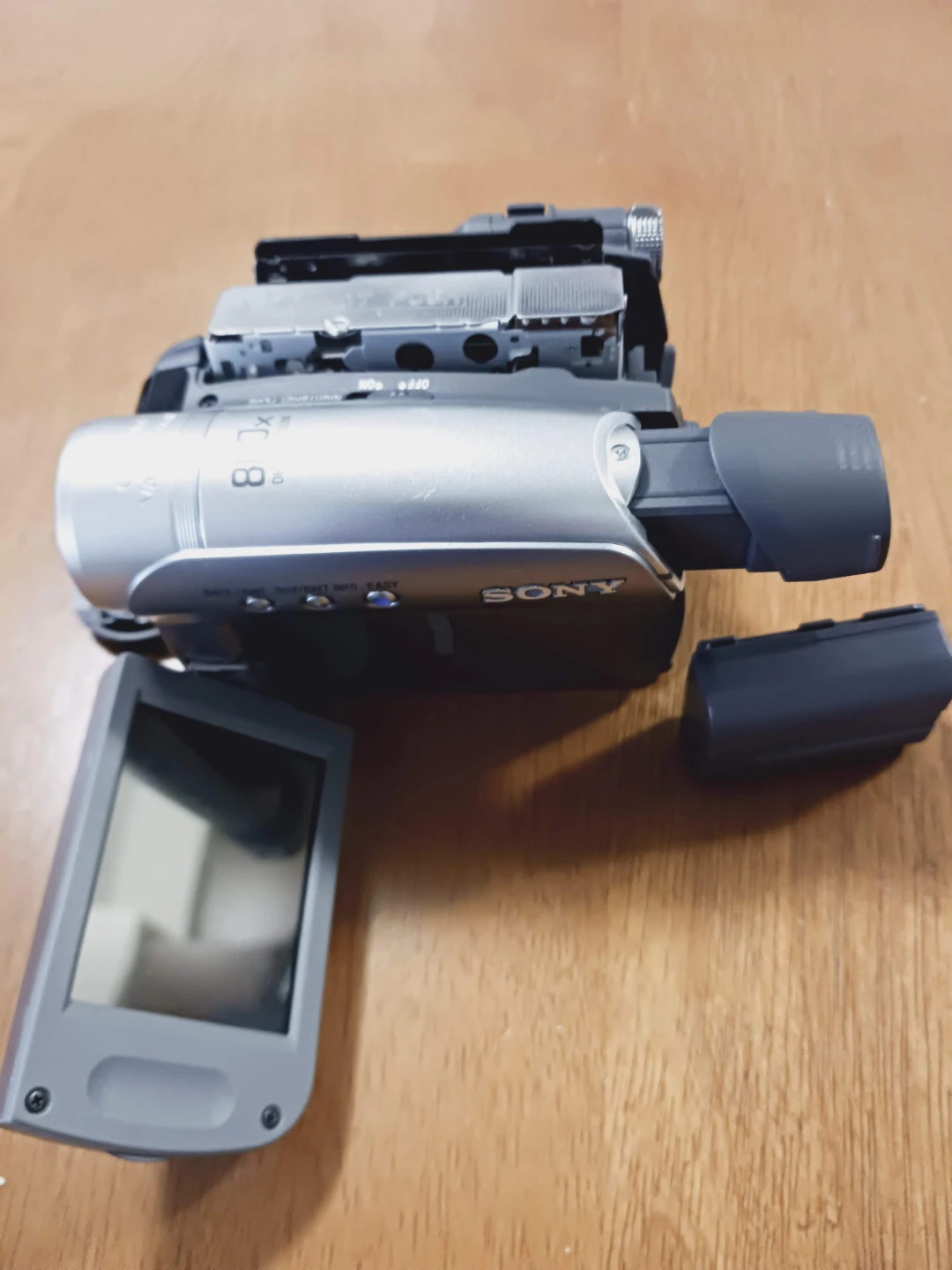 ⚽  Sony Handycam 20x Optical Zoom Camcorder - photo 2