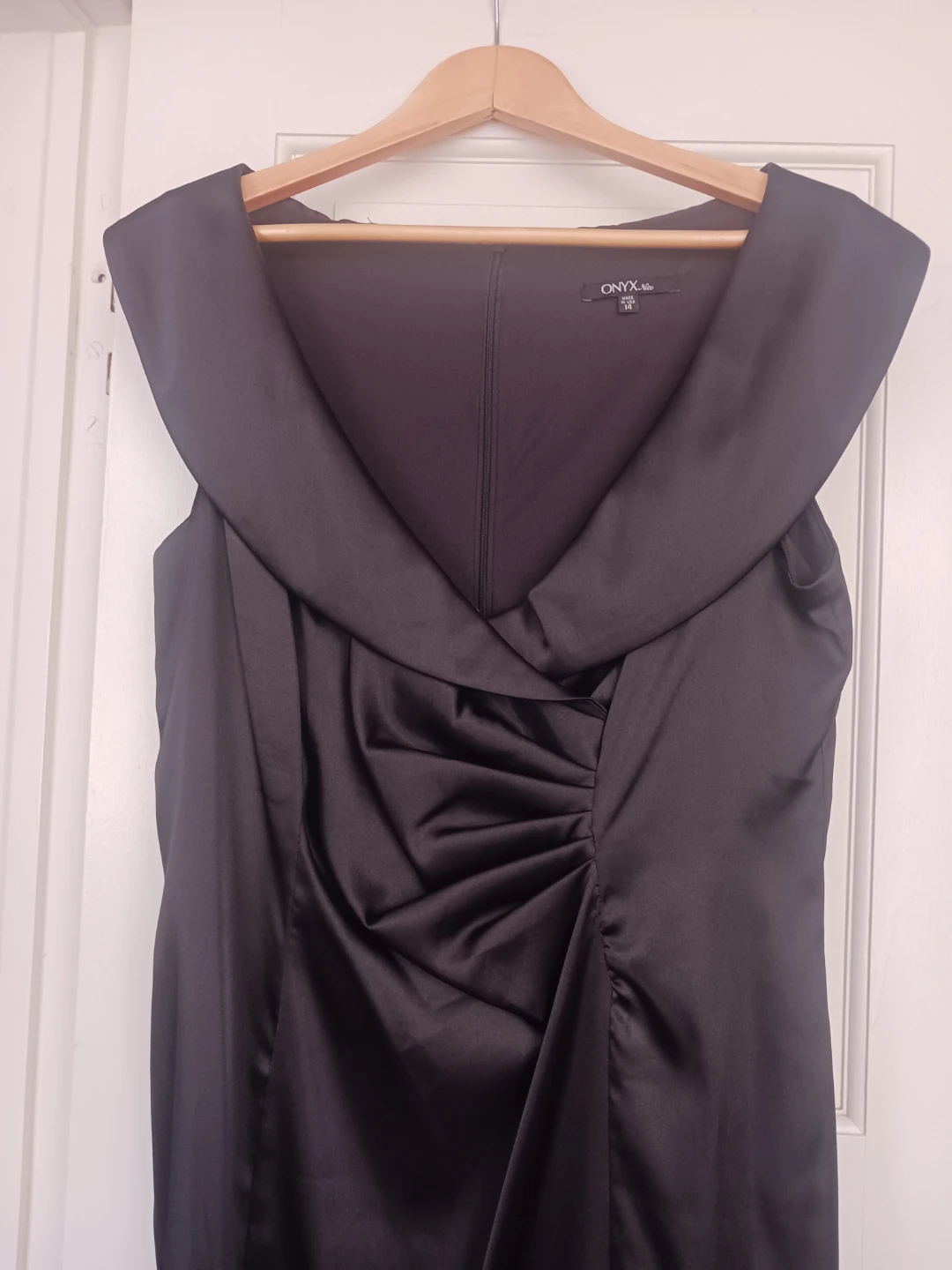 Beautiful Semi Formal Black Satin Dress. Size 14. - photo 4