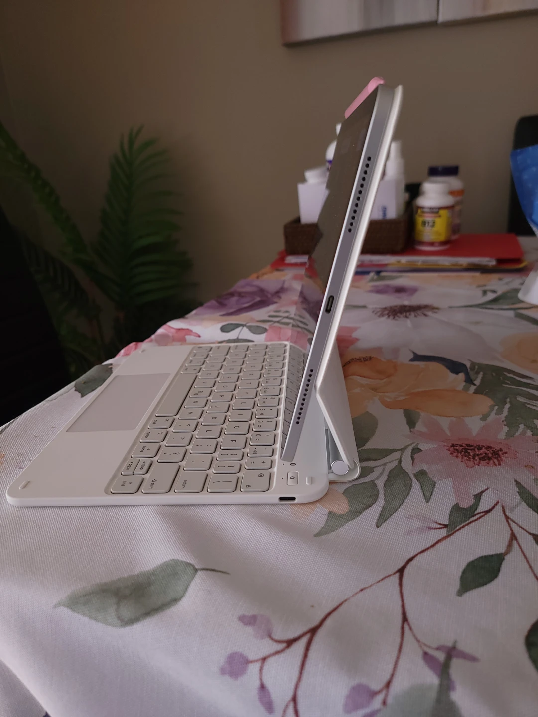Apple iPad Air 4 (64GB) + ESR Magnetic Keyboard & Pencil Bundle - photo 2