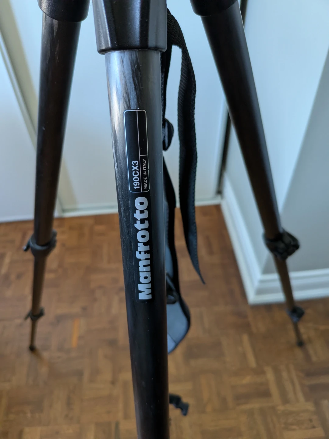 Manfrotto lightweight tripod - photo 2