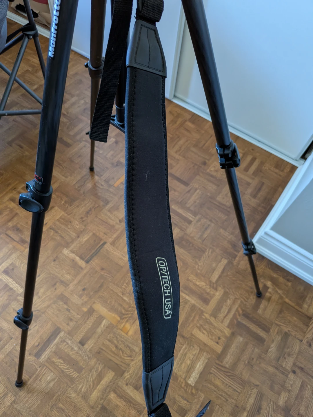 Manfrotto lightweight tripod - photo 3