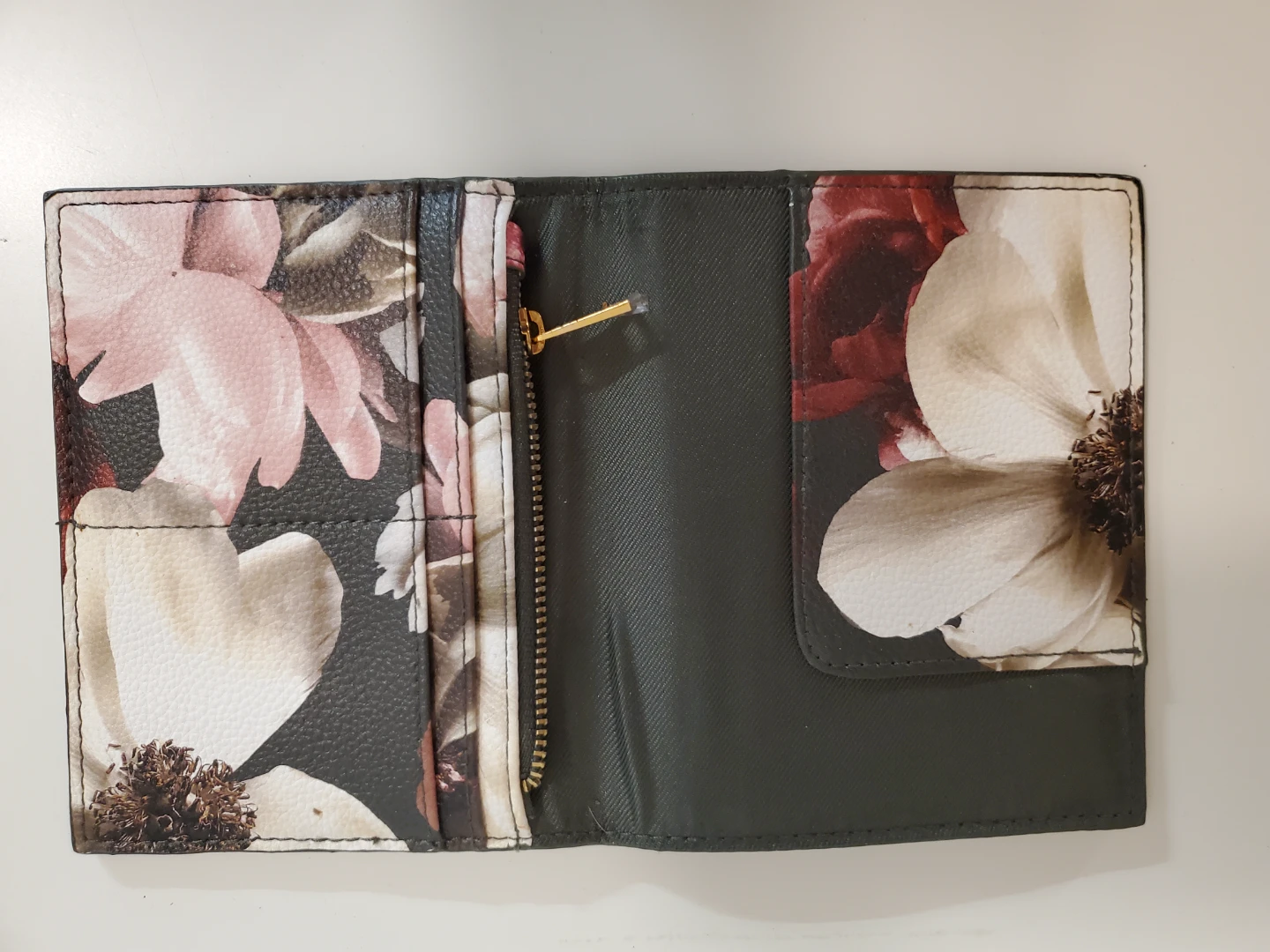 Love & Lore Floral Travel Document Holder...New - photo 2