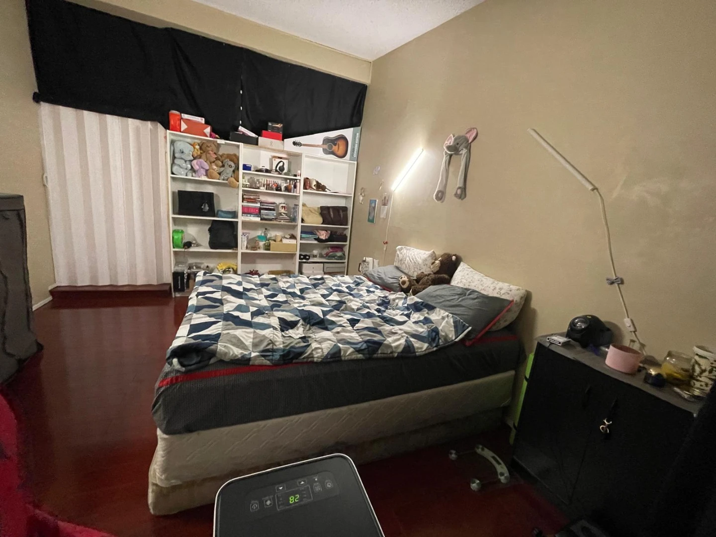 Spacious 200 sq ft Room Steps from King George SkyTrain - photo 2